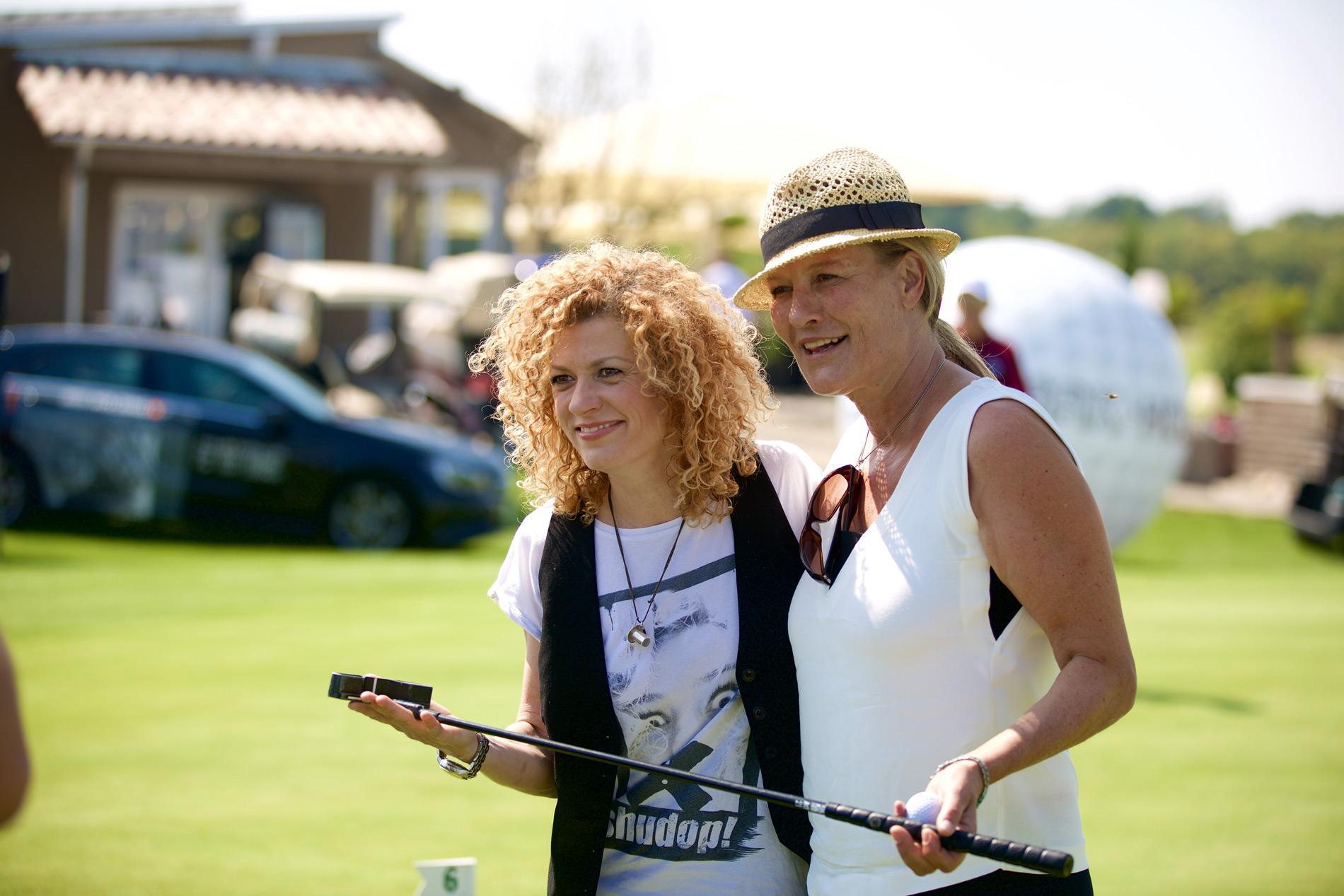 Suzanne von Borsody und Lucy Diakovska bei den GRK Golf Charity Masters Leipzig 2015