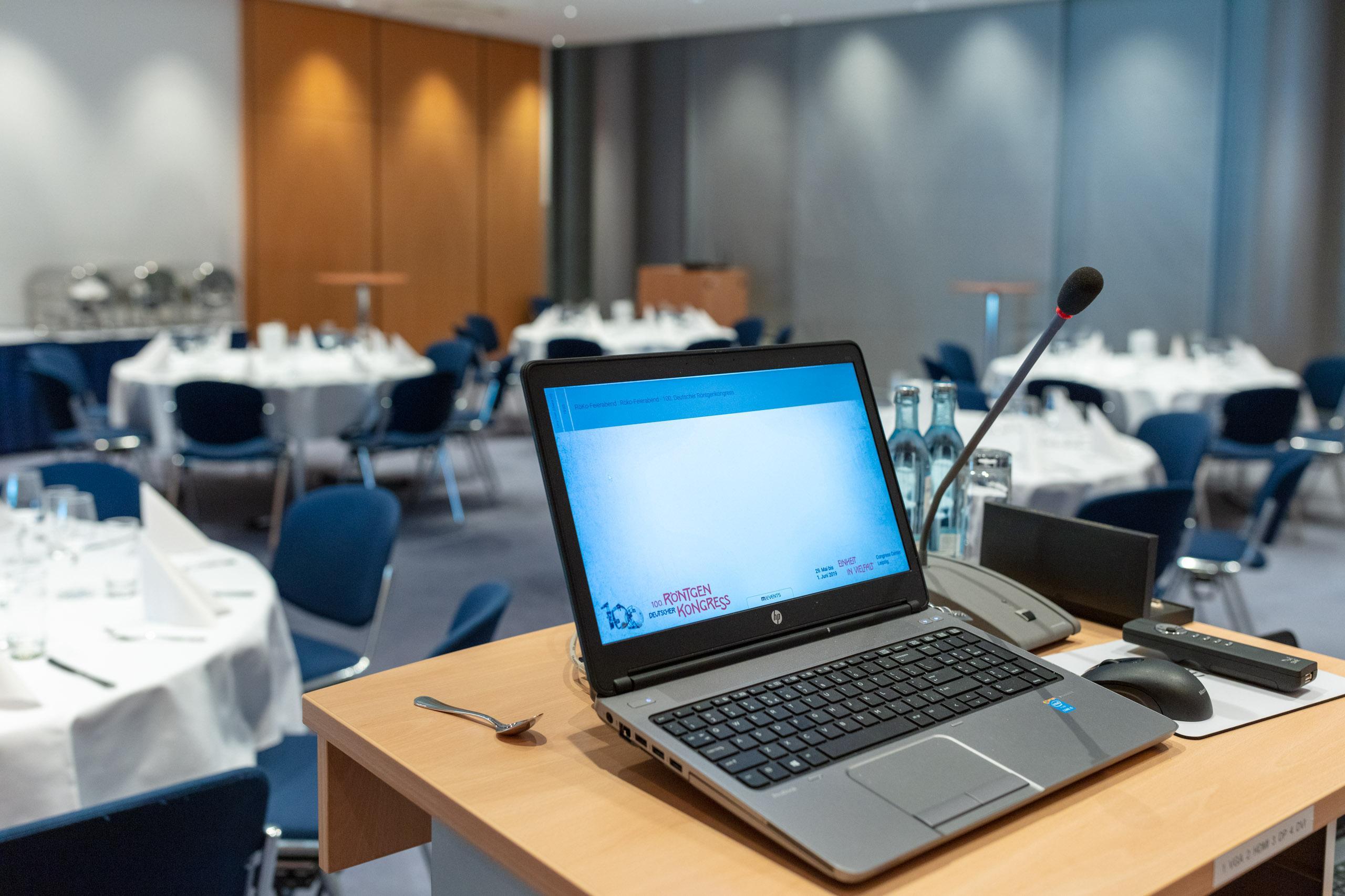 Der 100. Deutsche Röntgenkongress fand vom 29. Mai - 1. Juni 2019 im Congress Center Leipzig statt: Ein Laptop steht auf einem Tisch. Foto: Jörg Singer